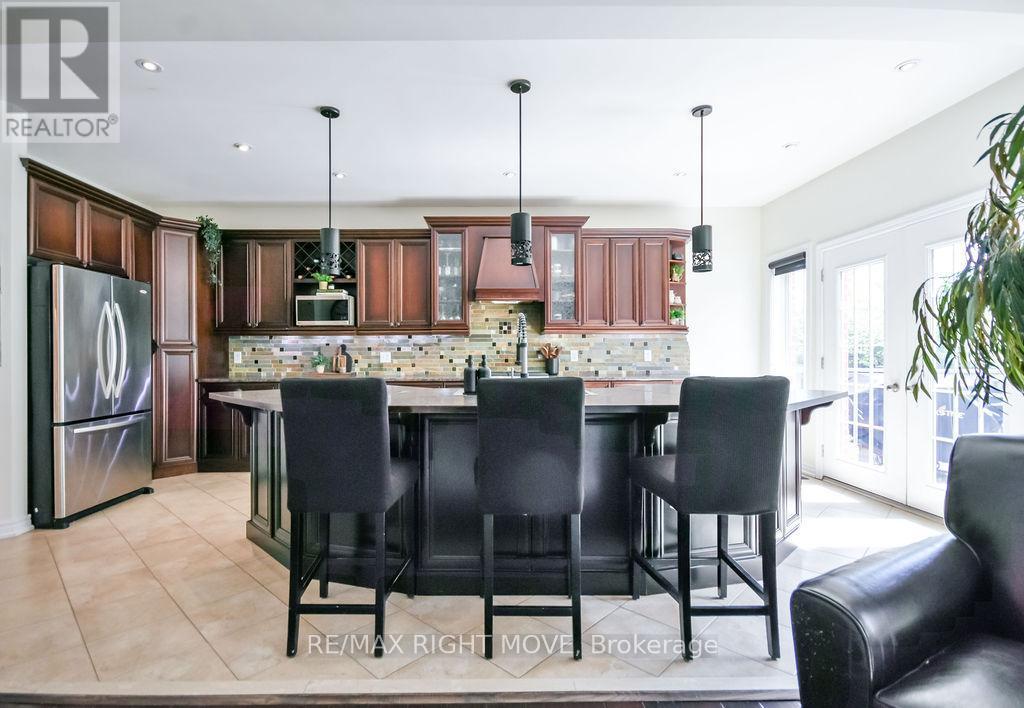 122 Atlantis Drive, Orillia, ON - Indoor Photo Showing Kitchen With Upgraded Kitchen