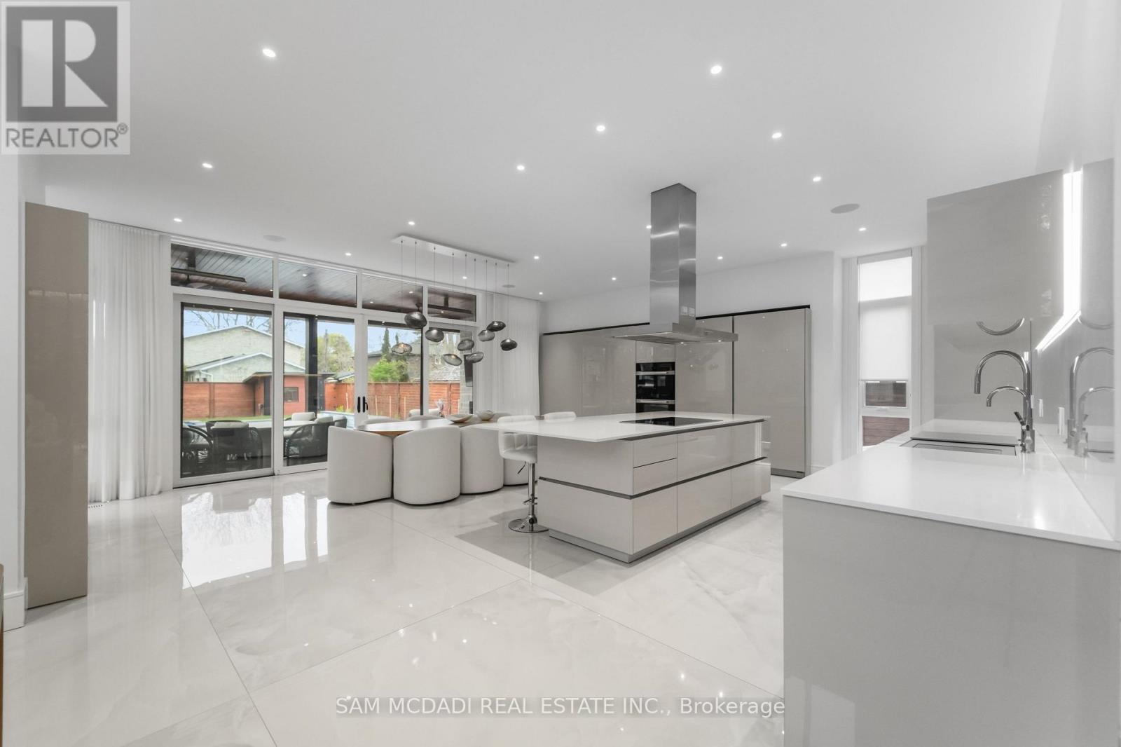 1589 Glenhill Crescent, Mississauga, ON - Indoor Photo Showing Kitchen With Upgraded Kitchen