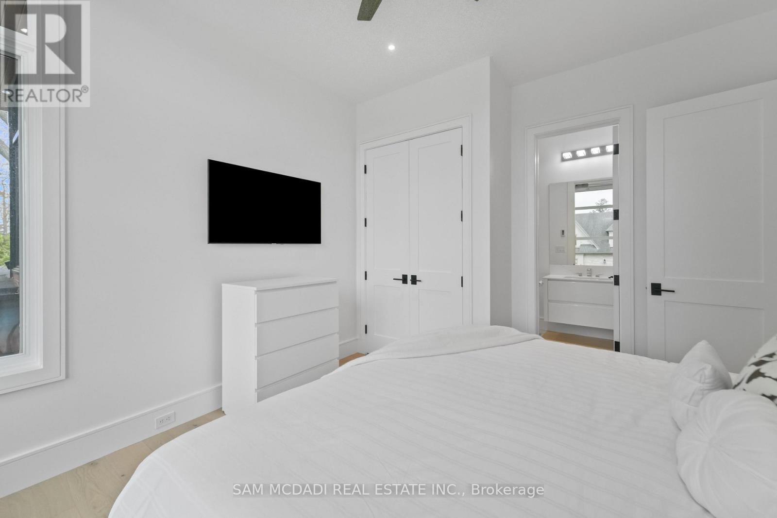 1589 Glenhill Crescent, Mississauga, ON - Indoor Photo Showing Bedroom