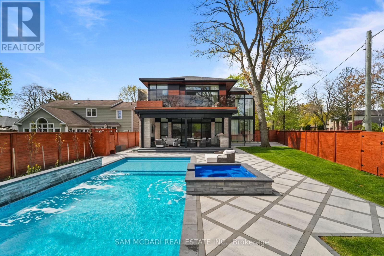 1589 Glenhill Crescent, Mississauga, ON - Outdoor With In Ground Pool With Backyard