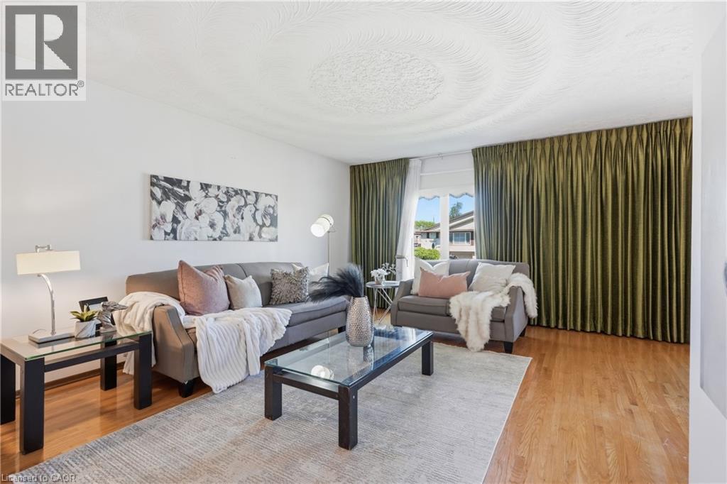 64 Eastbury Drive, Stoney Creek, ON - Indoor Photo Showing Living Room