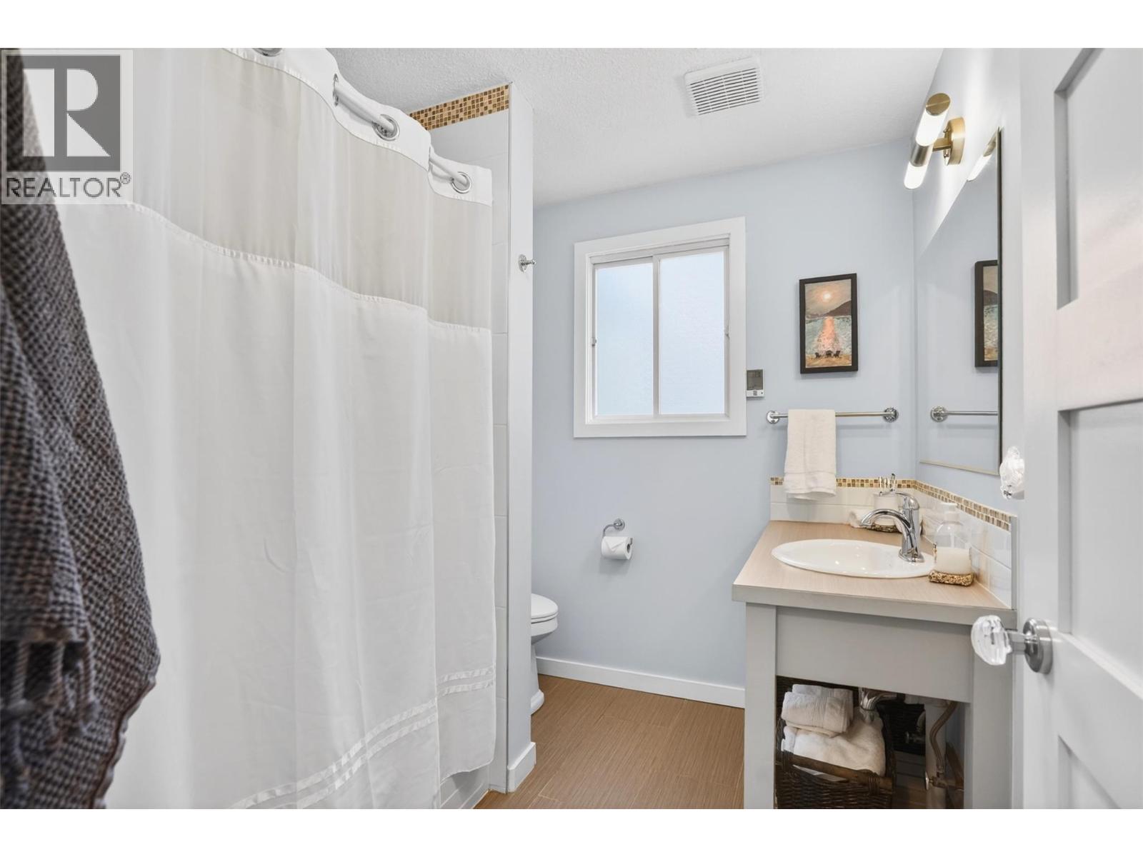 8110 & 8120 Busk Road, Balfour, BC - Indoor Photo Showing Bathroom