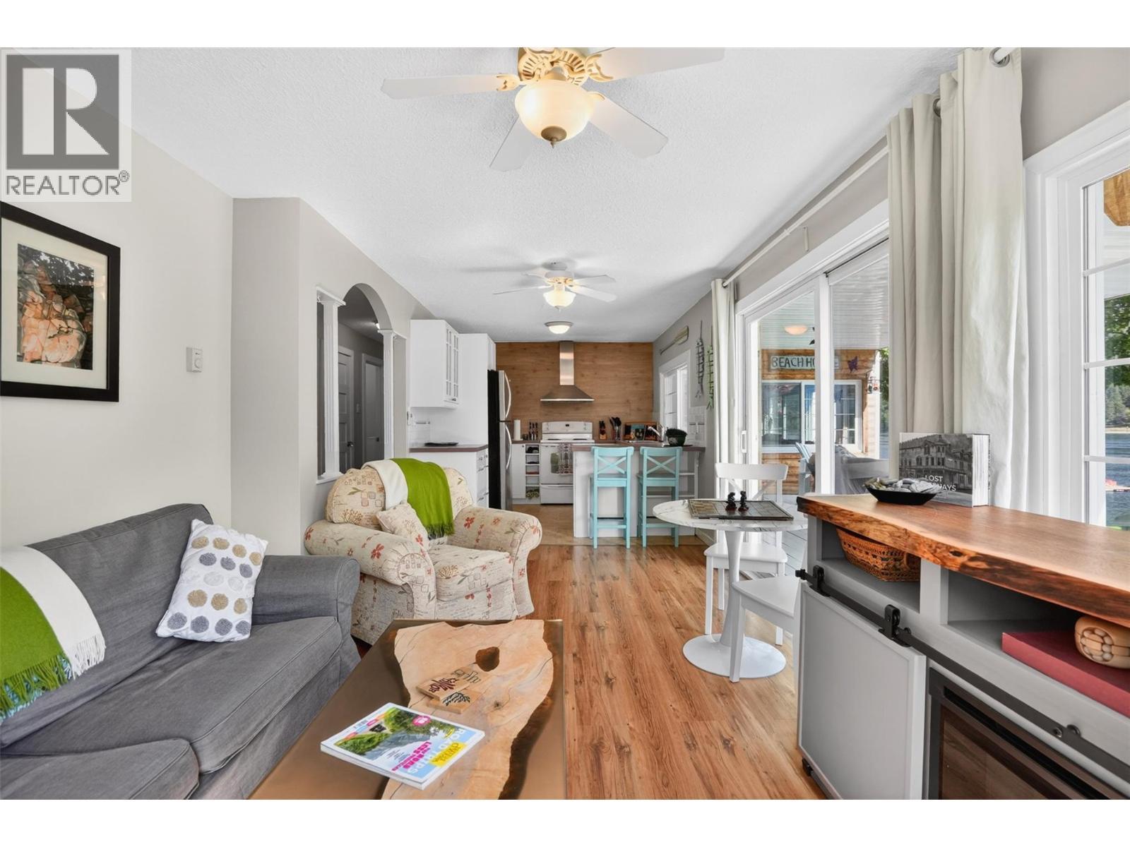 8110 & 8120 Busk Road, Balfour, BC - Indoor Photo Showing Living Room