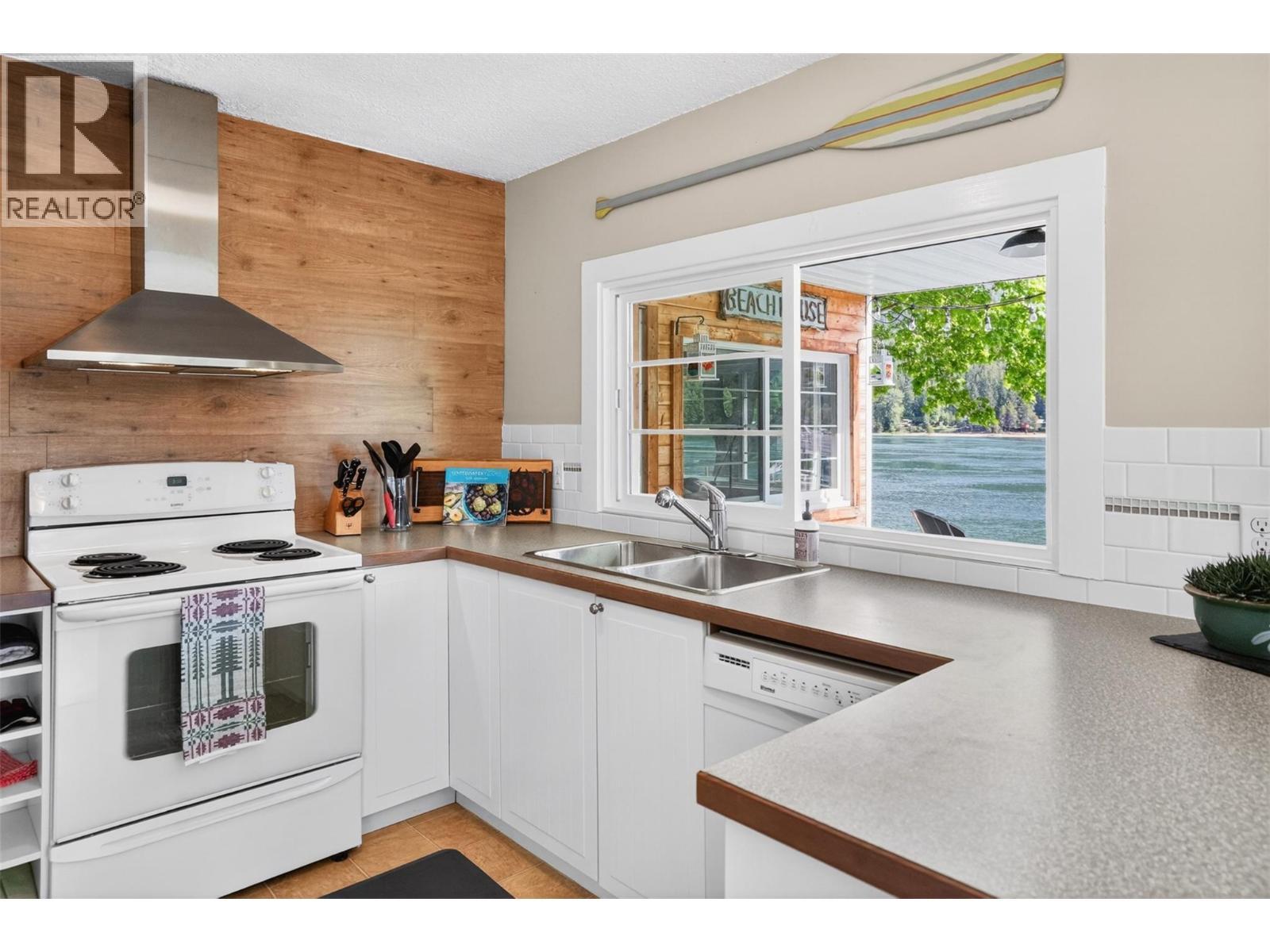 8110 & 8120 Busk Road, Balfour, BC - Indoor Photo Showing Kitchen With Double Sink
