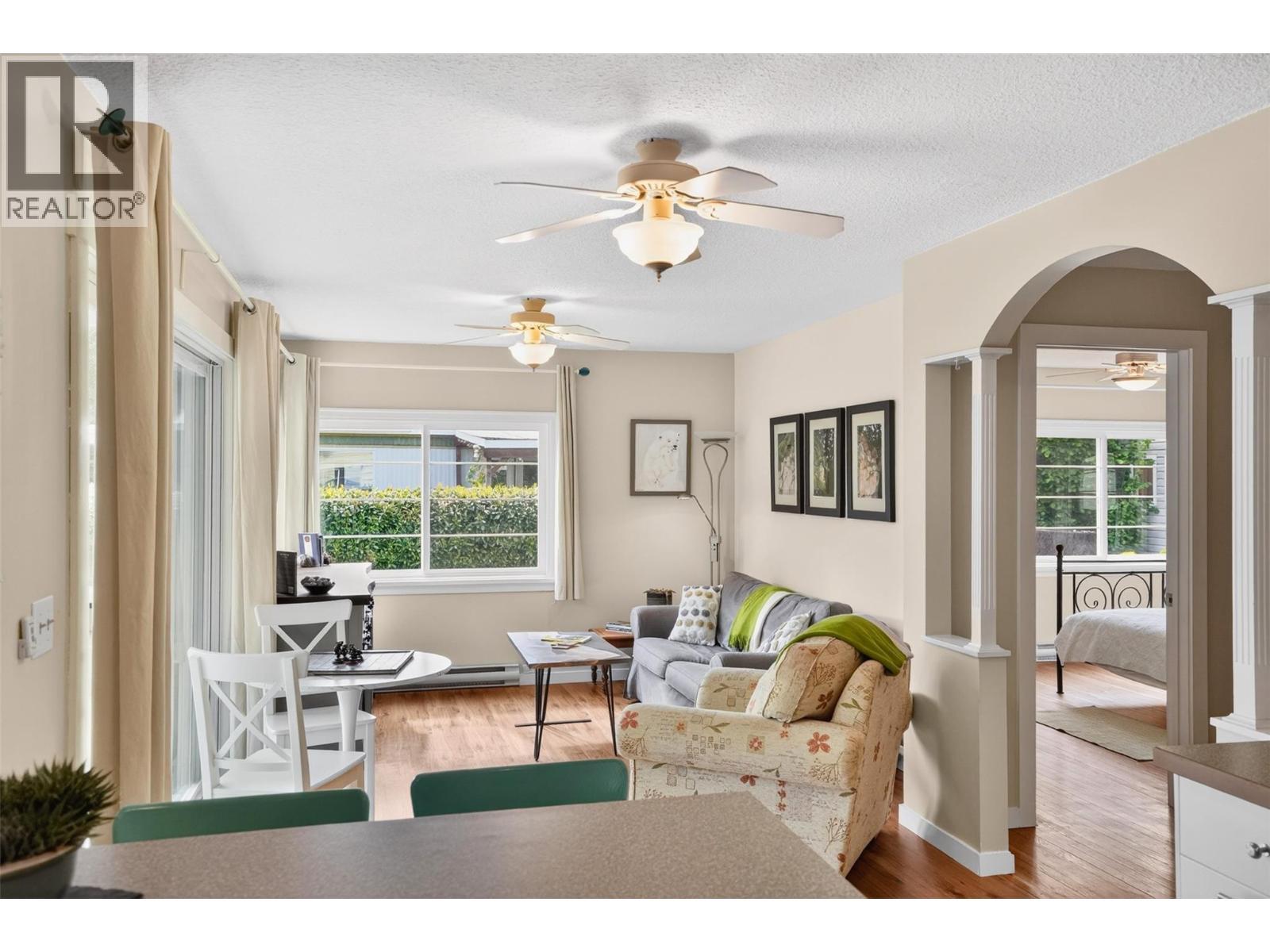 8110 & 8120 Busk Road, Balfour, BC - Indoor Photo Showing Living Room