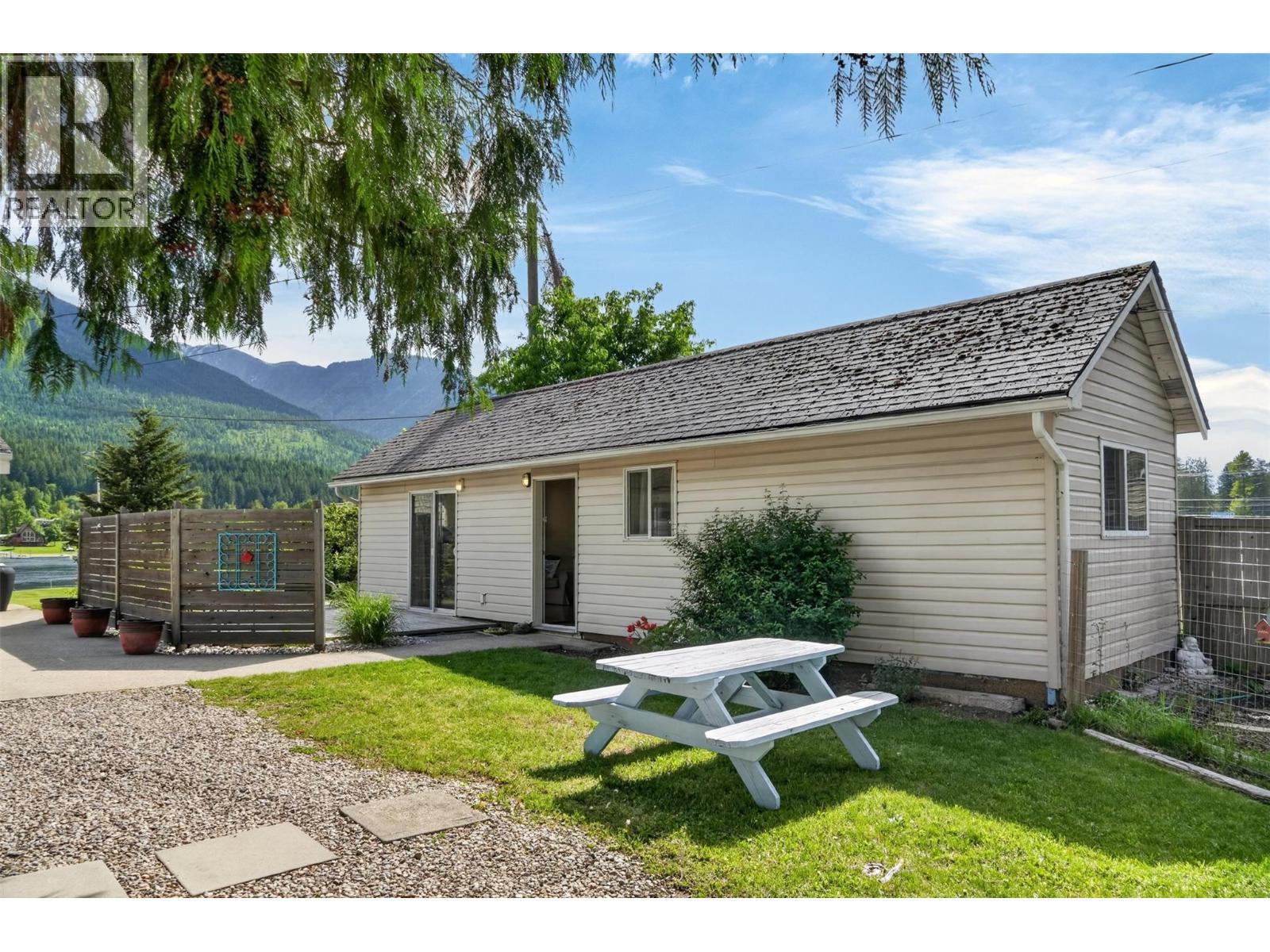 8110 & 8120 Busk Road, Balfour, BC - Outdoor