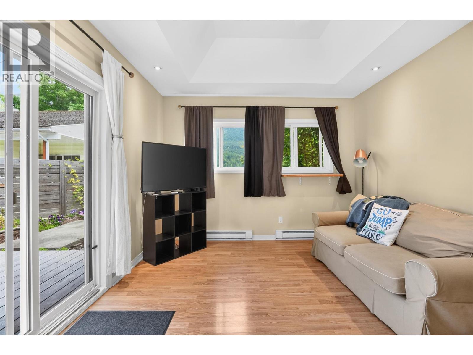 8110 & 8120 Busk Road, Balfour, BC - Indoor