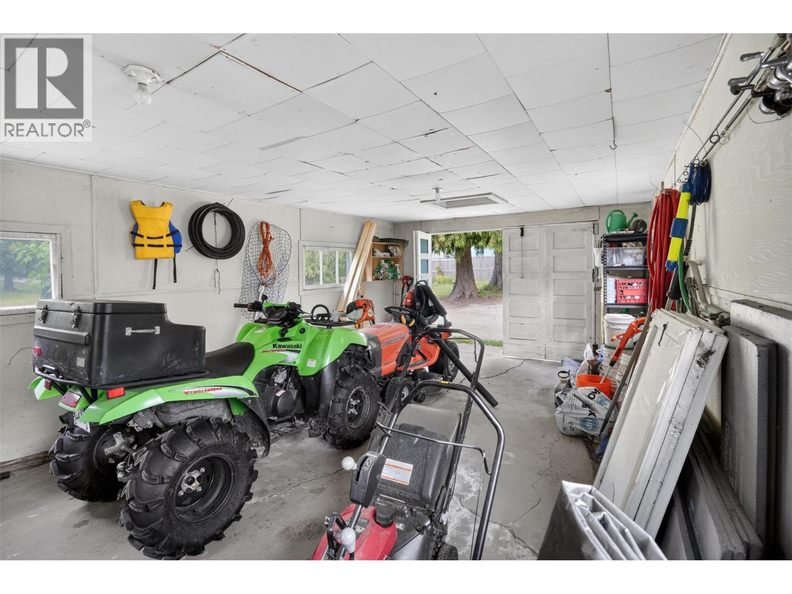 8110 & 8120 Busk Road, Balfour, BC - Indoor Photo Showing Garage
