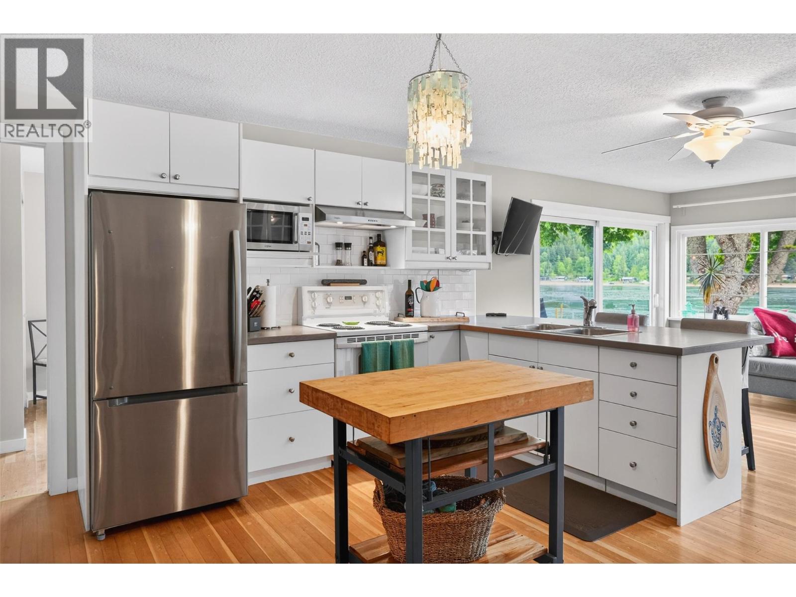 8110 & 8120 Busk Road, Balfour, BC - Indoor Photo Showing Kitchen With Double Sink