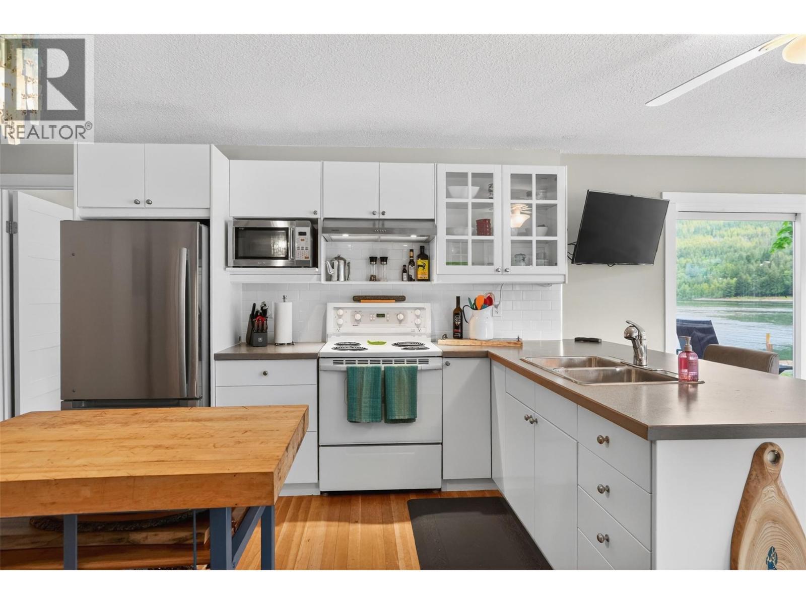 8110 & 8120 Busk Road, Balfour, BC - Indoor Photo Showing Kitchen With Double Sink
