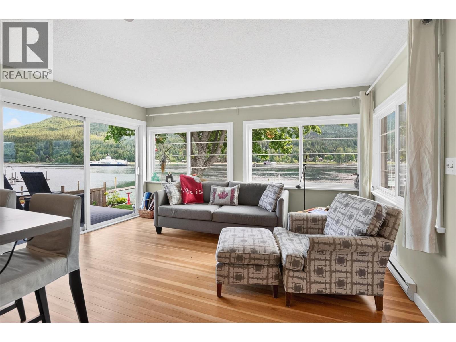 8110 & 8120 Busk Road, Balfour, BC - Indoor Photo Showing Living Room