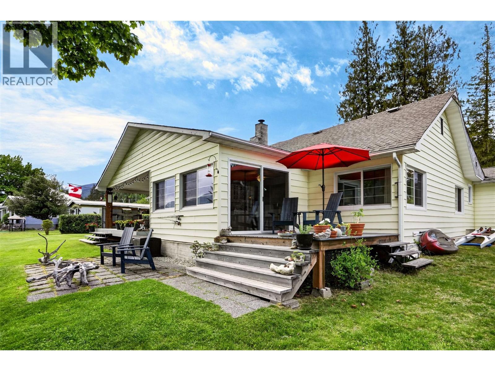 8110 & 8120 Busk Road, Balfour, BC - Outdoor With Deck Patio Veranda