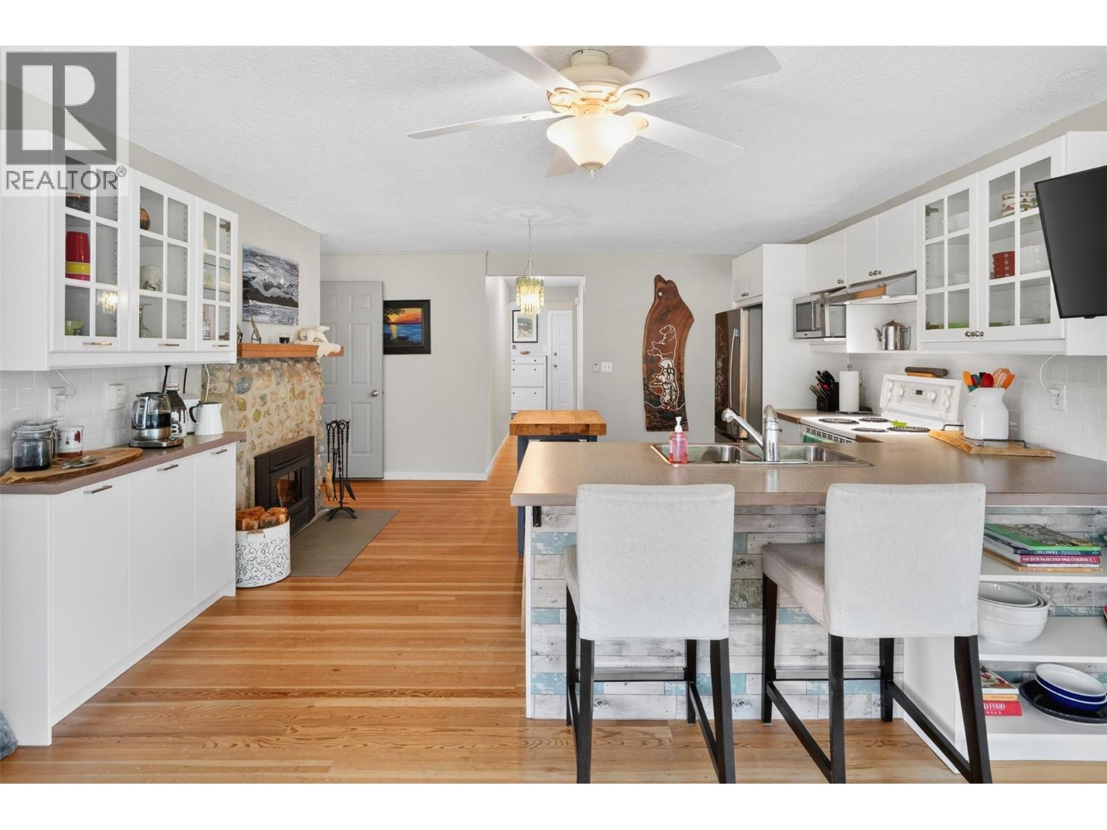 8110 & 8120 Busk Road, Balfour, BC - Indoor Photo Showing Other Room