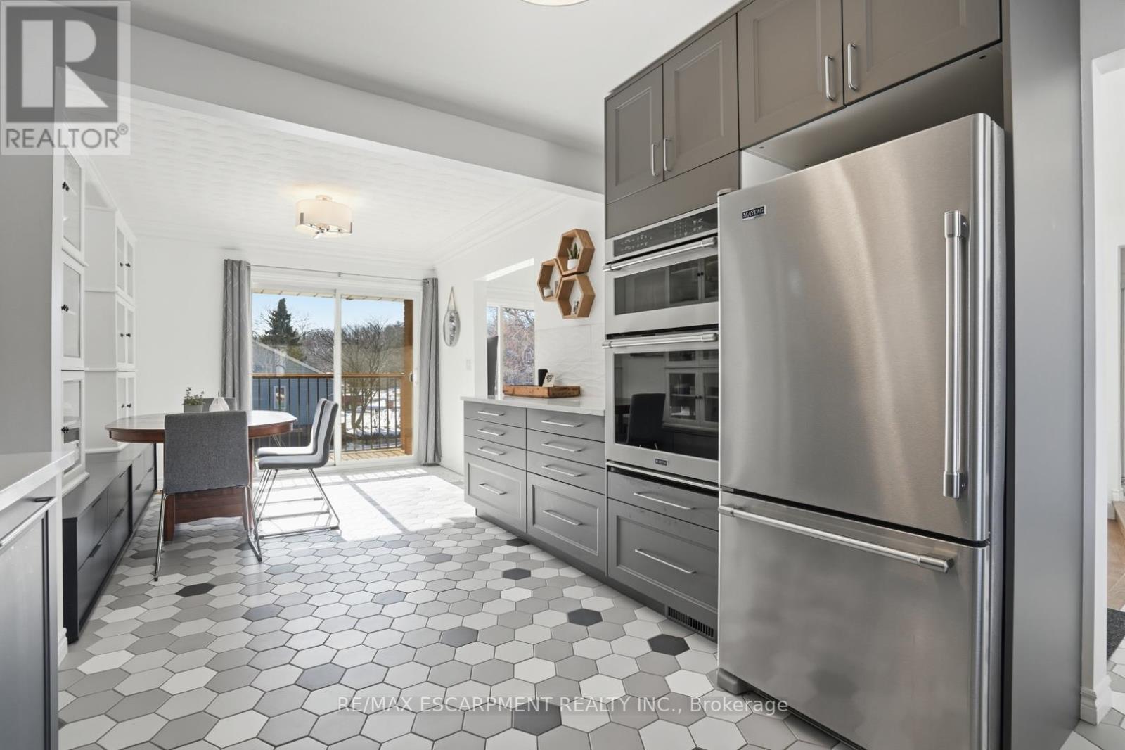 81 Thomson Drive, Hamilton, ON - Indoor Photo Showing Kitchen With Stainless Steel Kitchen