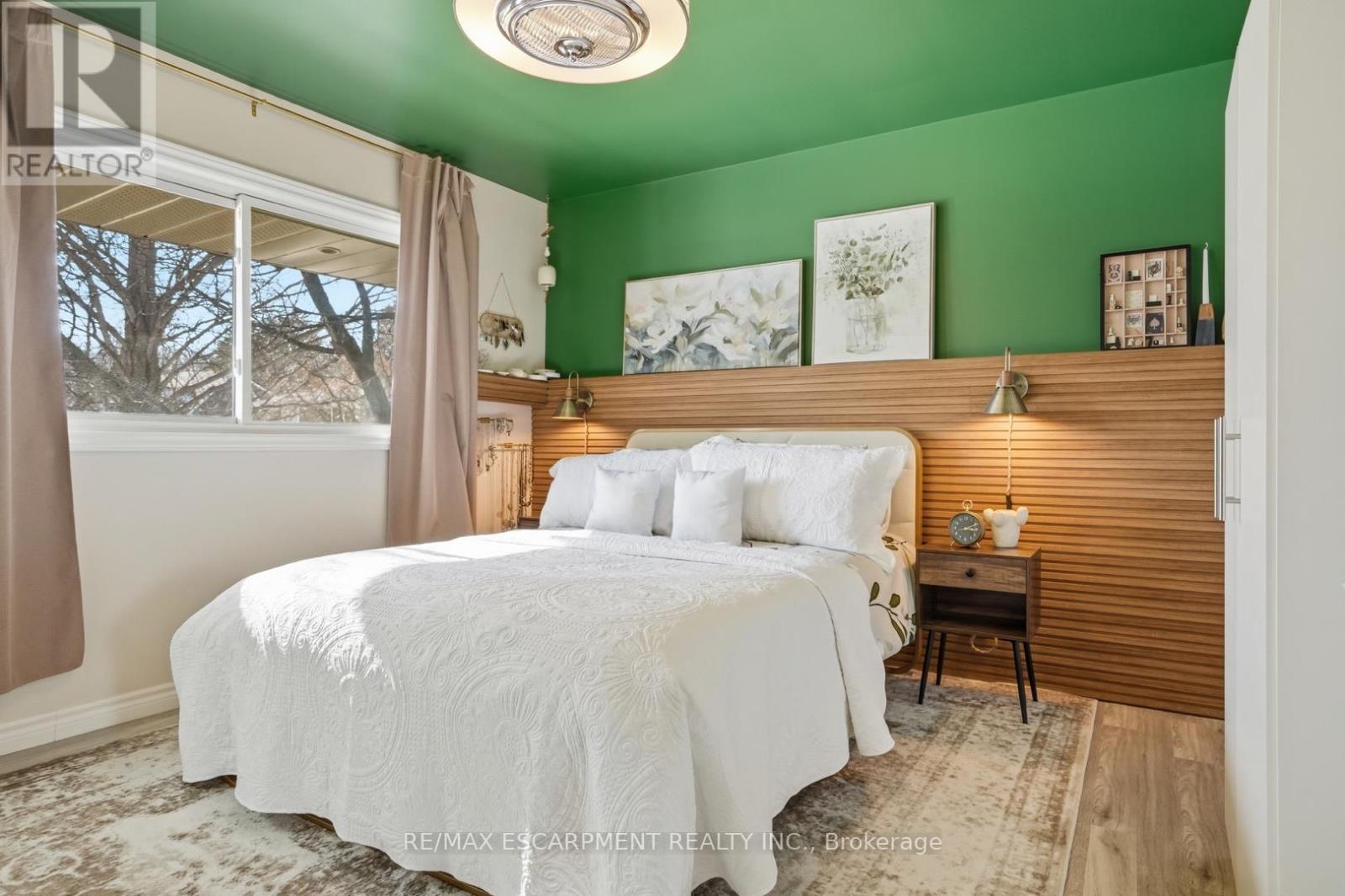 81 Thomson Drive, Hamilton, ON - Indoor Photo Showing Bedroom