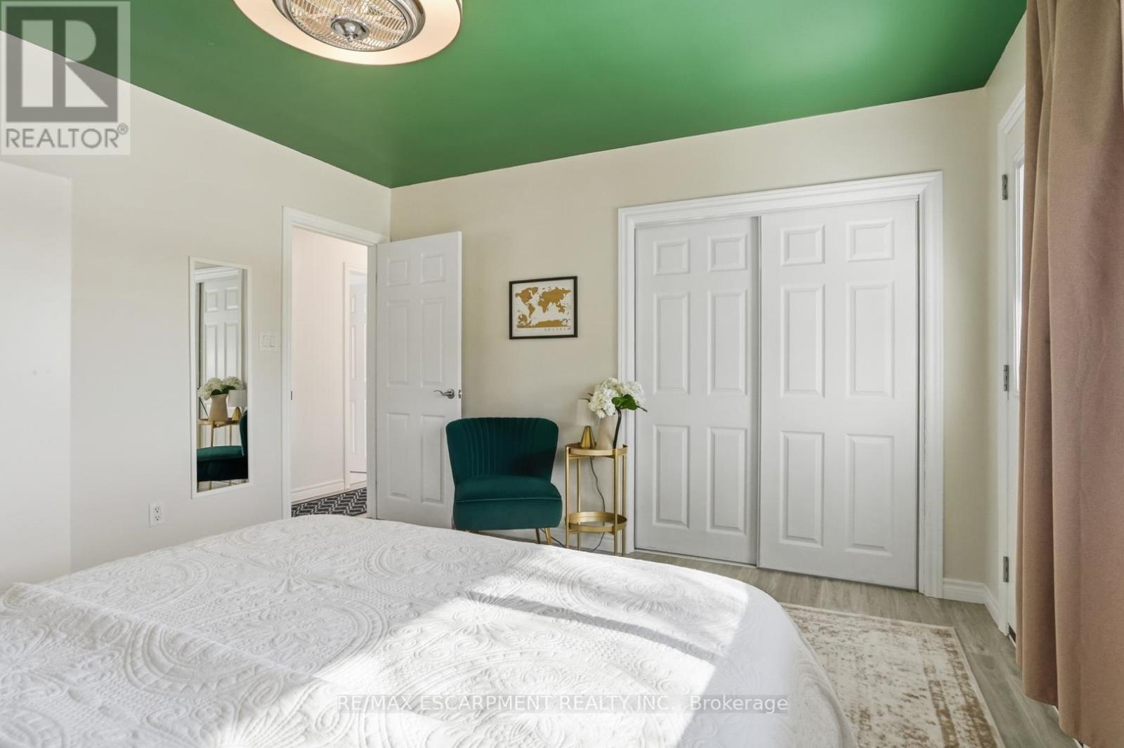 81 Thomson Drive, Hamilton, ON - Indoor Photo Showing Bedroom