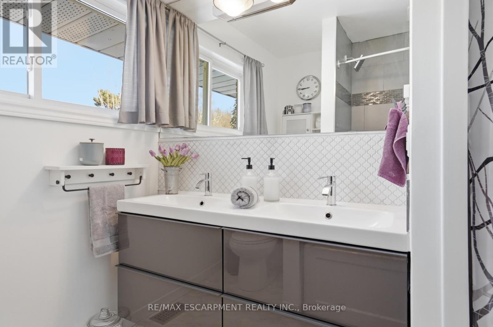 81 Thomson Drive, Hamilton, ON - Indoor Photo Showing Bathroom