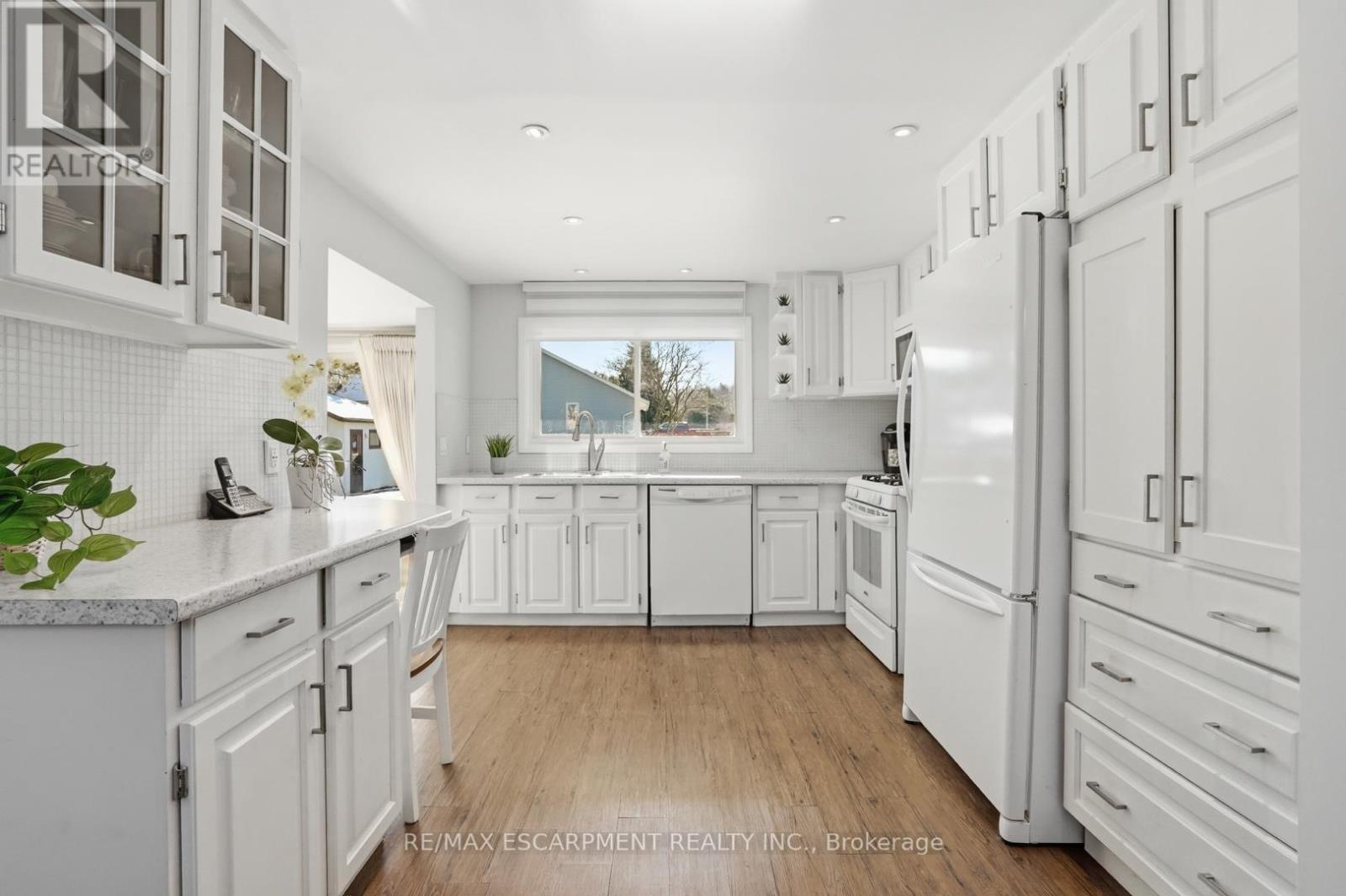 81 Thomson Drive, Hamilton, ON - Indoor Photo Showing Kitchen
