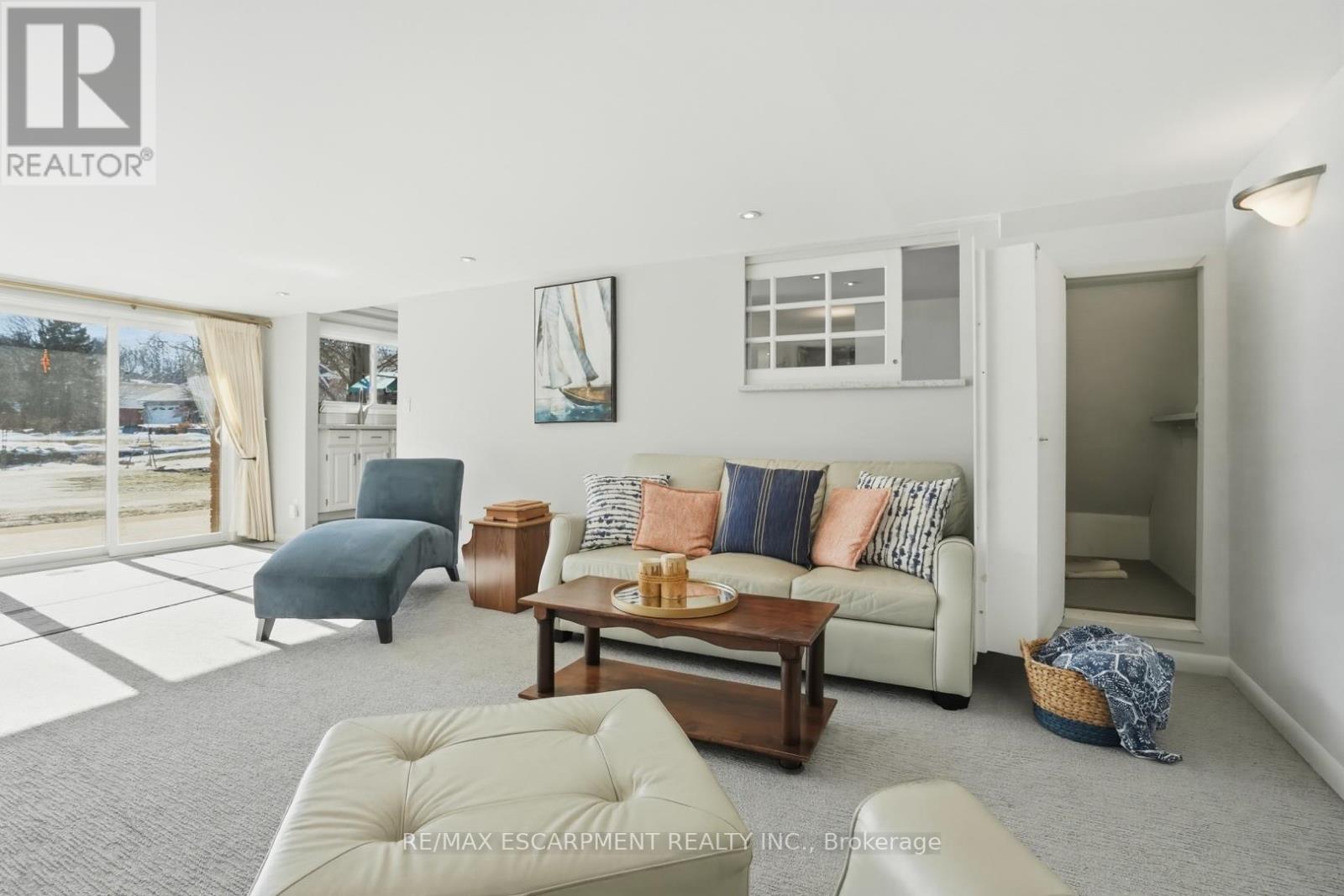 81 Thomson Drive, Hamilton, ON - Indoor Photo Showing Living Room
