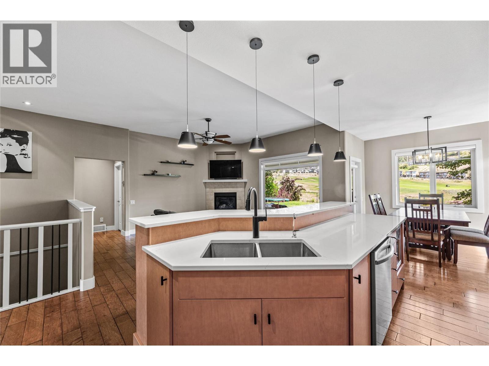 1601 Tower Ranch Boulevard, Kelowna, BC - Indoor Photo Showing Kitchen With Double Sink
