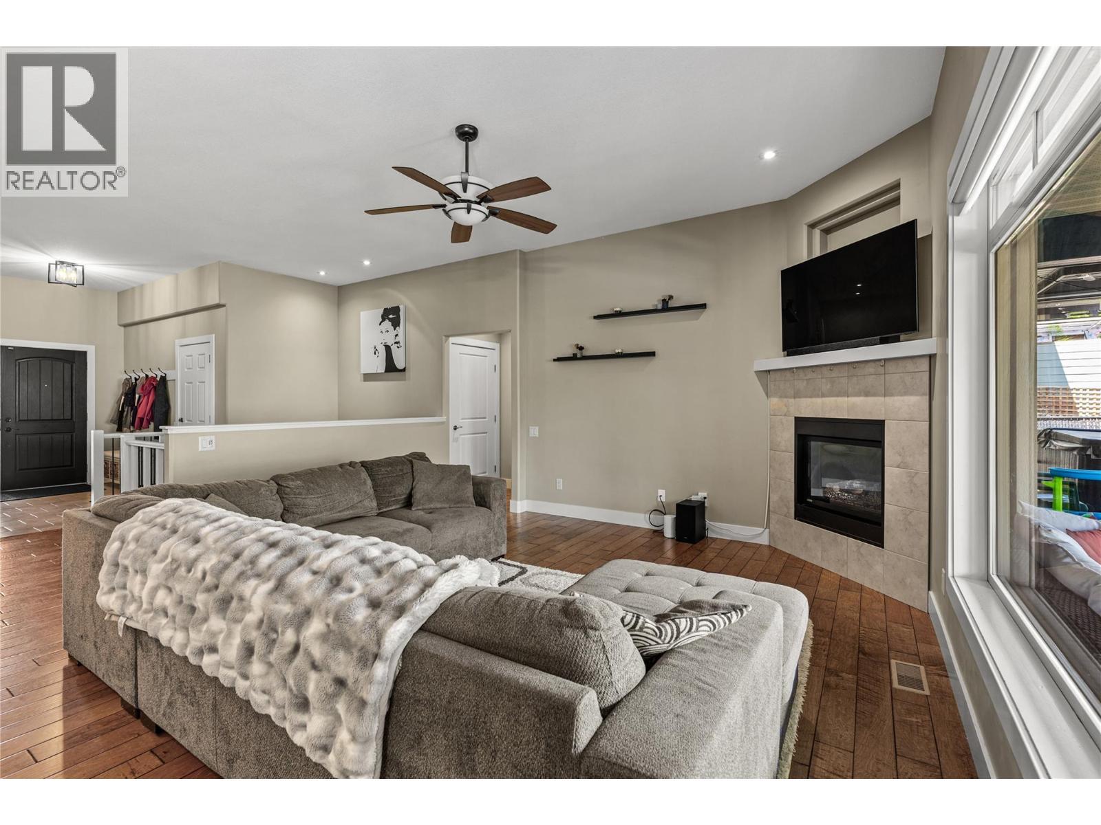 1601 Tower Ranch Boulevard, Kelowna, BC - Indoor Photo Showing Living Room With Fireplace