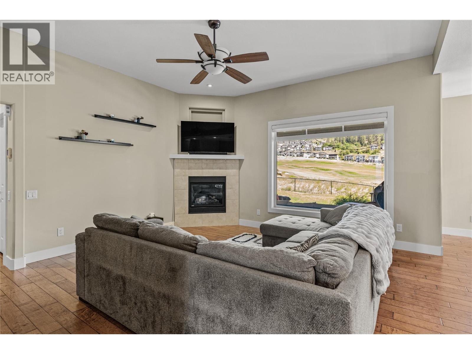 1601 Tower Ranch Boulevard, Kelowna, BC - Indoor Photo Showing Living Room With Fireplace