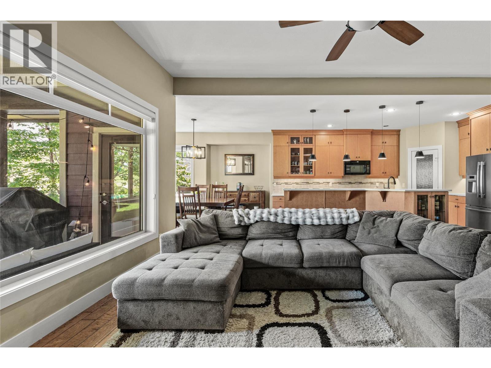 1601 Tower Ranch Boulevard, Kelowna, BC - Indoor Photo Showing Living Room