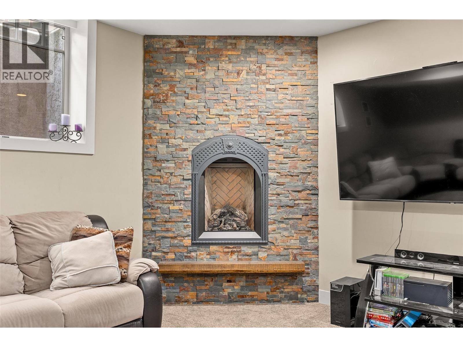 1601 Tower Ranch Boulevard, Kelowna, BC - Indoor Photo Showing Living Room With Fireplace