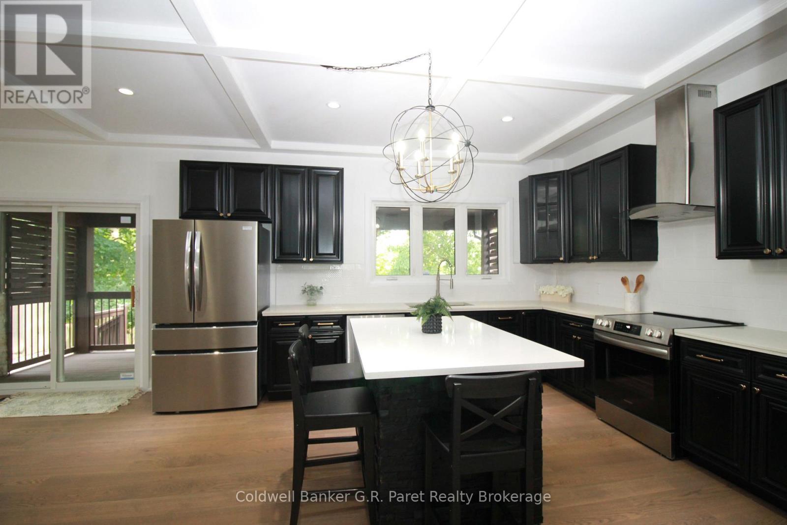 138A Victoria Street, Norfolk (Simcoe), ON - Indoor Photo Showing Kitchen With Upgraded Kitchen