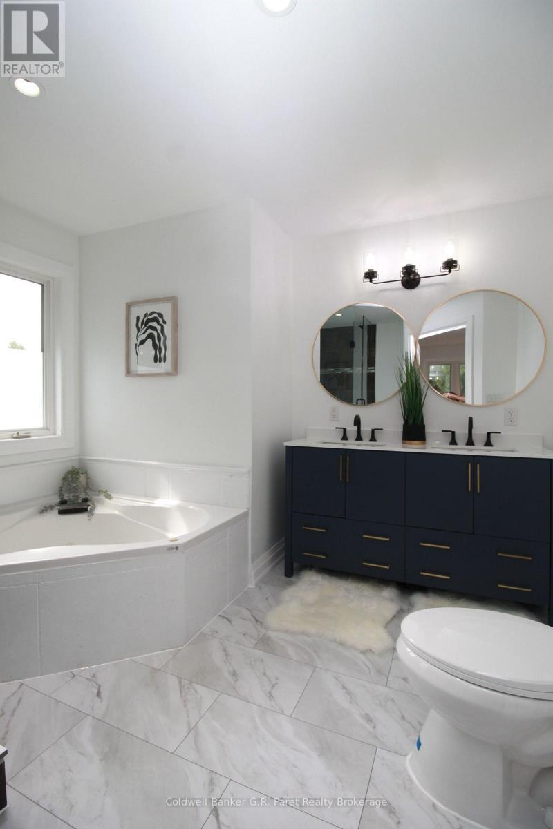138A Victoria Street, Norfolk (Simcoe), ON - Indoor Photo Showing Bathroom