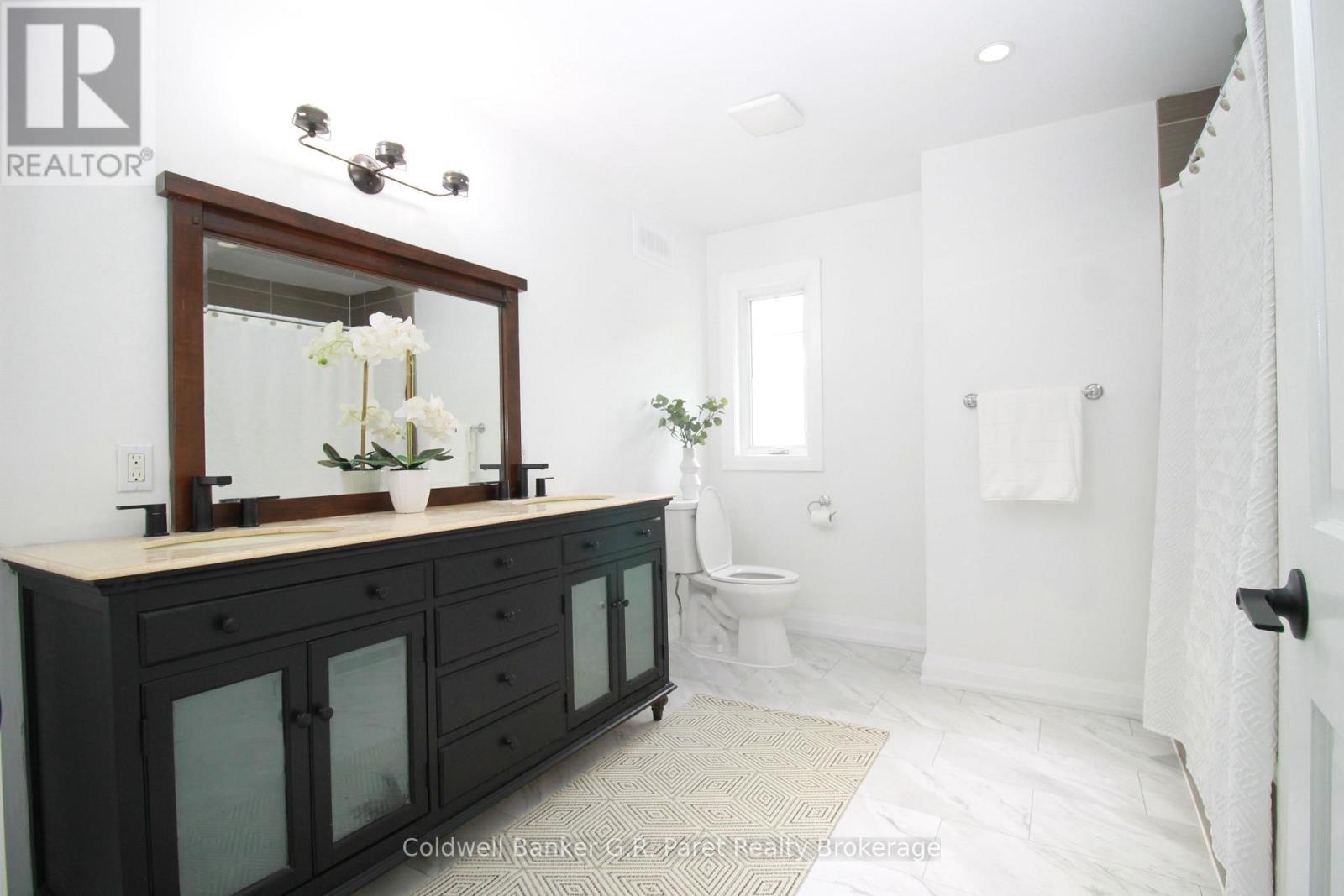 138A Victoria Street, Norfolk (Simcoe), ON - Indoor Photo Showing Bathroom