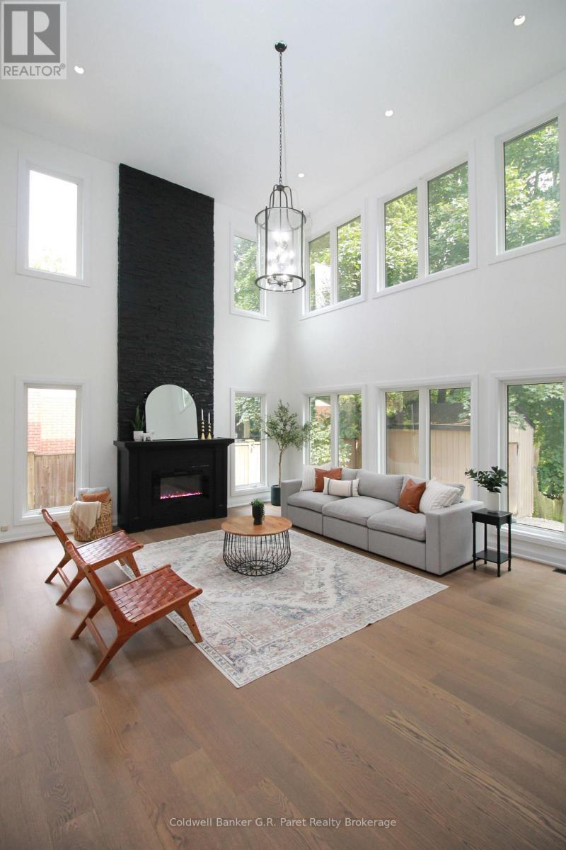 138A Victoria Street, Norfolk (Simcoe), ON - Indoor Photo Showing Living Room