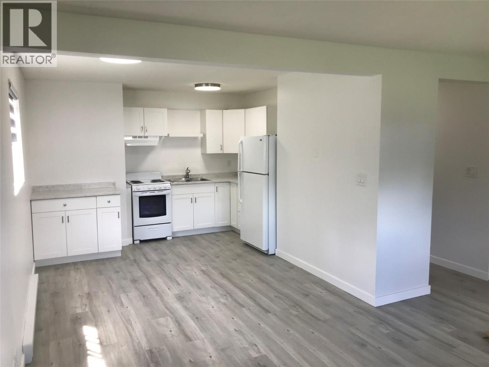 217 8Th Street S, Cranbrook, BC - Indoor Photo Showing Kitchen With Double Sink