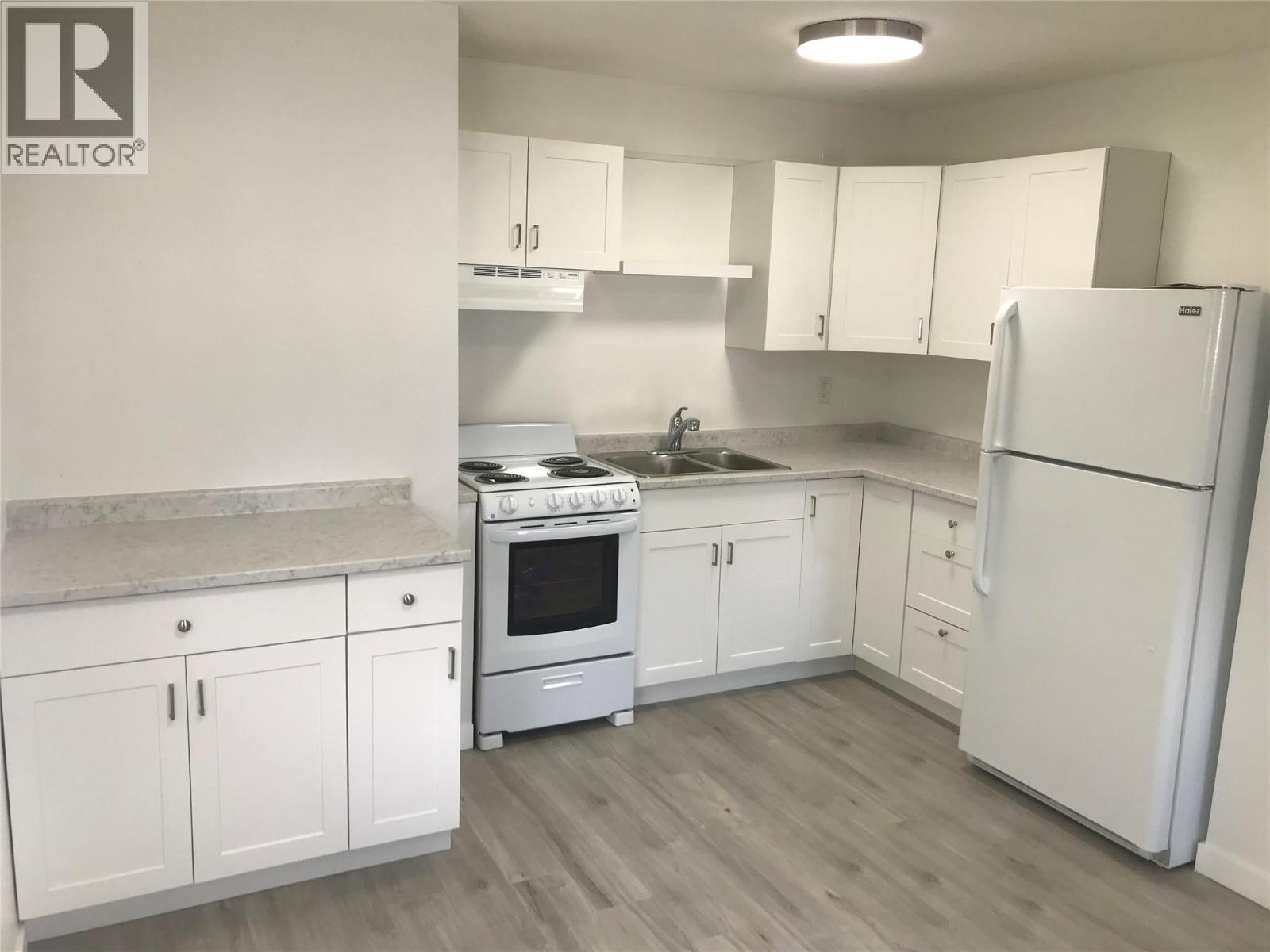 217 8Th Street S, Cranbrook, BC - Indoor Photo Showing Kitchen With Double Sink