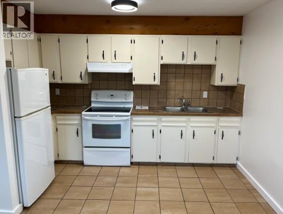 217 8Th Street S, Cranbrook, BC - Indoor Photo Showing Kitchen With Double Sink