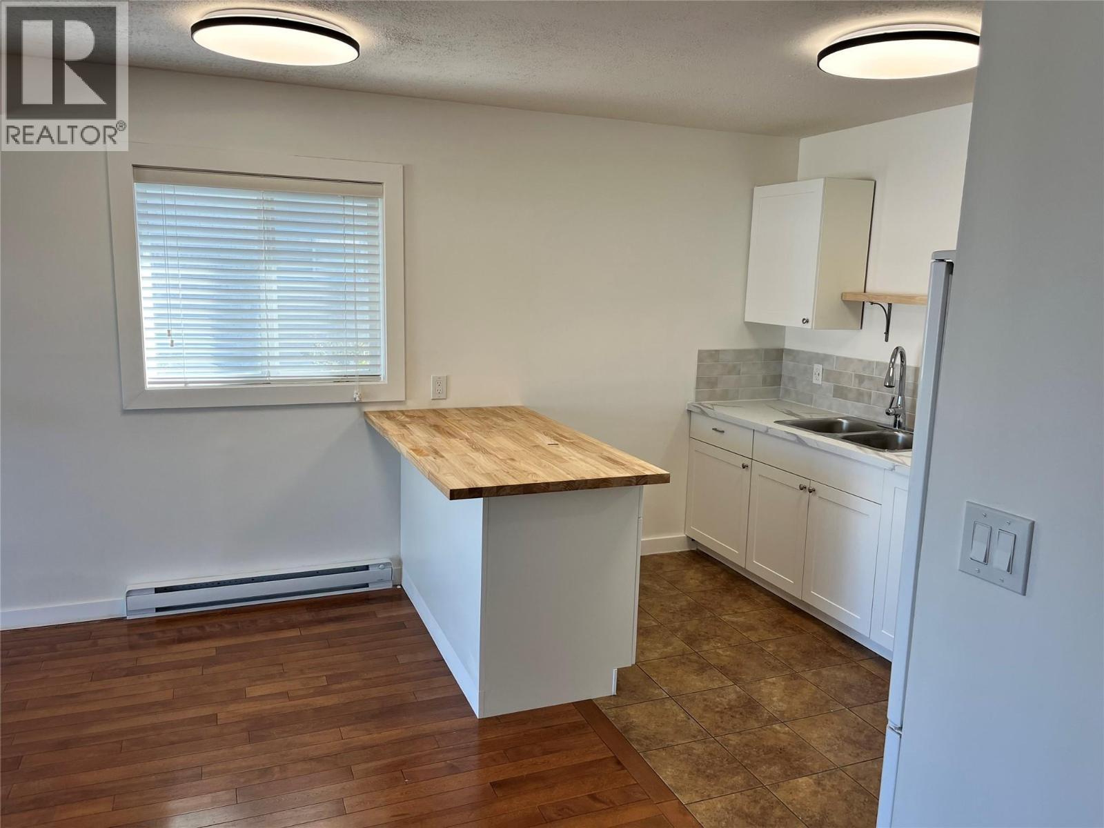 217 8Th Street S, Cranbrook, BC - Indoor Photo Showing Kitchen With Double Sink