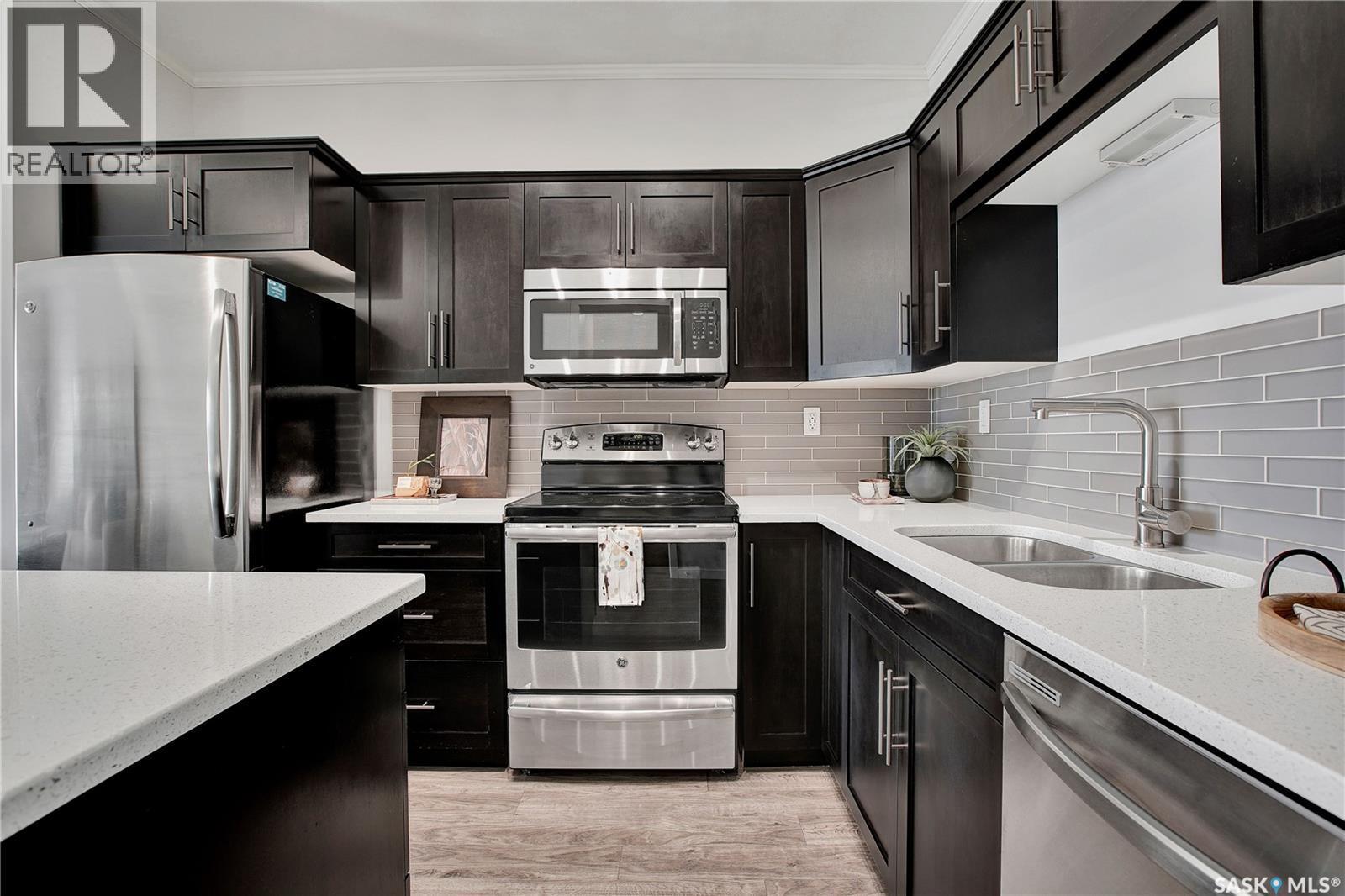 106 545 Hassard Close, Saskatoon, SK - Indoor Photo Showing Kitchen With Stainless Steel Kitchen With Double Sink With Upgraded Kitchen