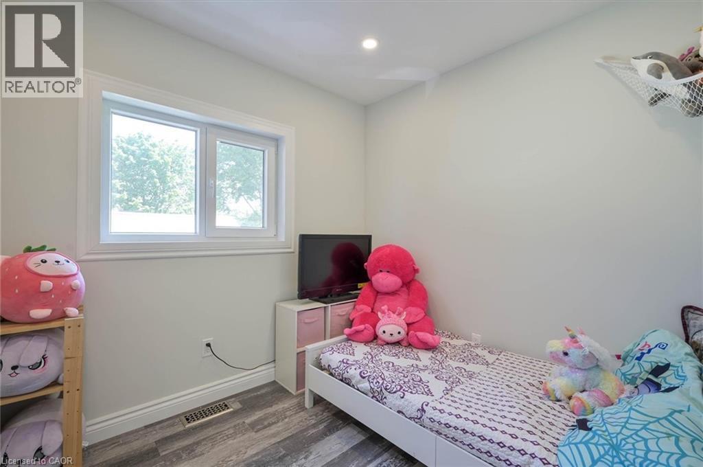 15 Manchester Street, Cambridge, ON - Indoor Photo Showing Bedroom