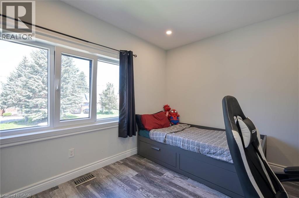 15 Manchester Street, Cambridge, ON - Indoor Photo Showing Bedroom