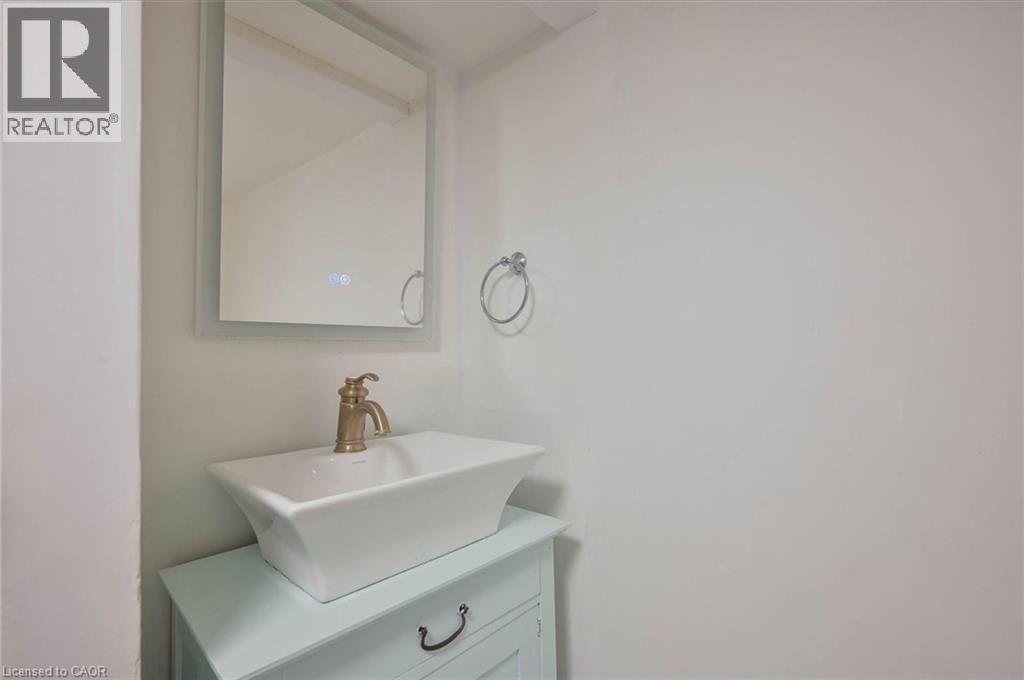 15 Manchester Street, Cambridge, ON - Indoor Photo Showing Bathroom