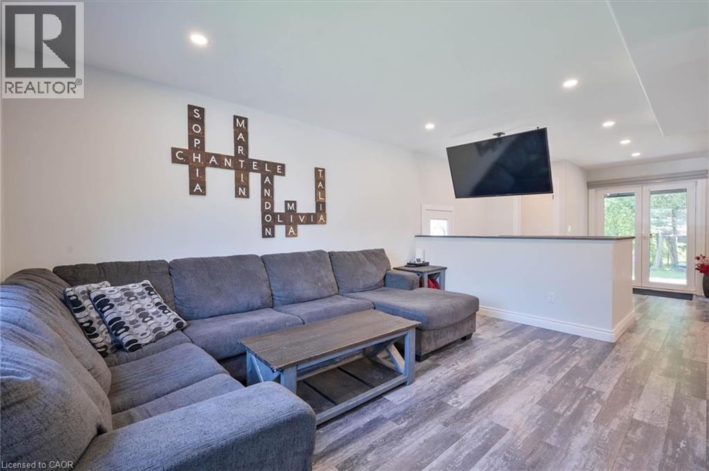 15 Manchester Street, Cambridge, ON - Indoor Photo Showing Living Room