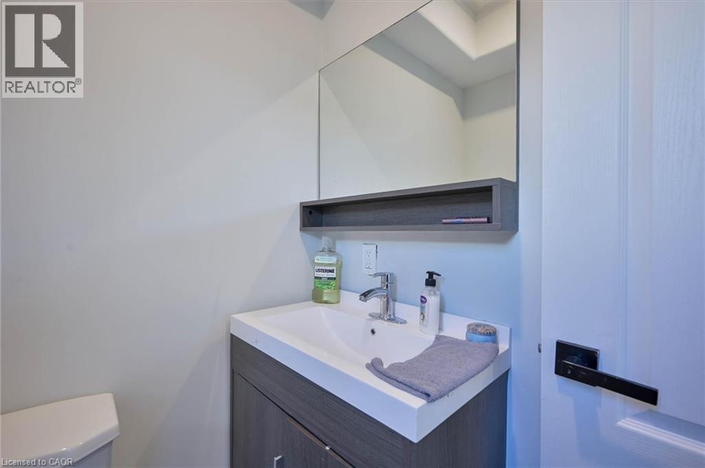 15 Manchester Street, Cambridge, ON - Indoor Photo Showing Bathroom