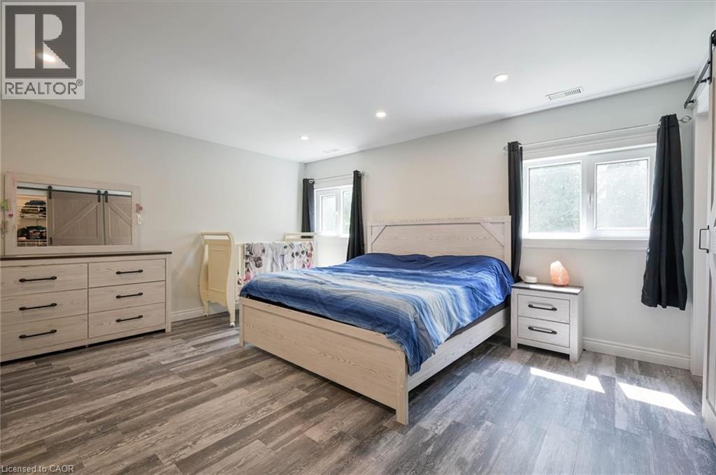 15 Manchester Street, Cambridge, ON - Indoor Photo Showing Bedroom