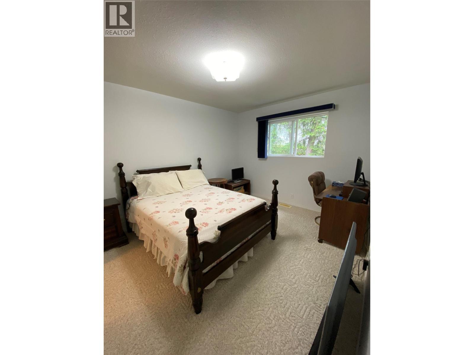 945 Pine Crescent, Genelle, BC - Indoor Photo Showing Bedroom