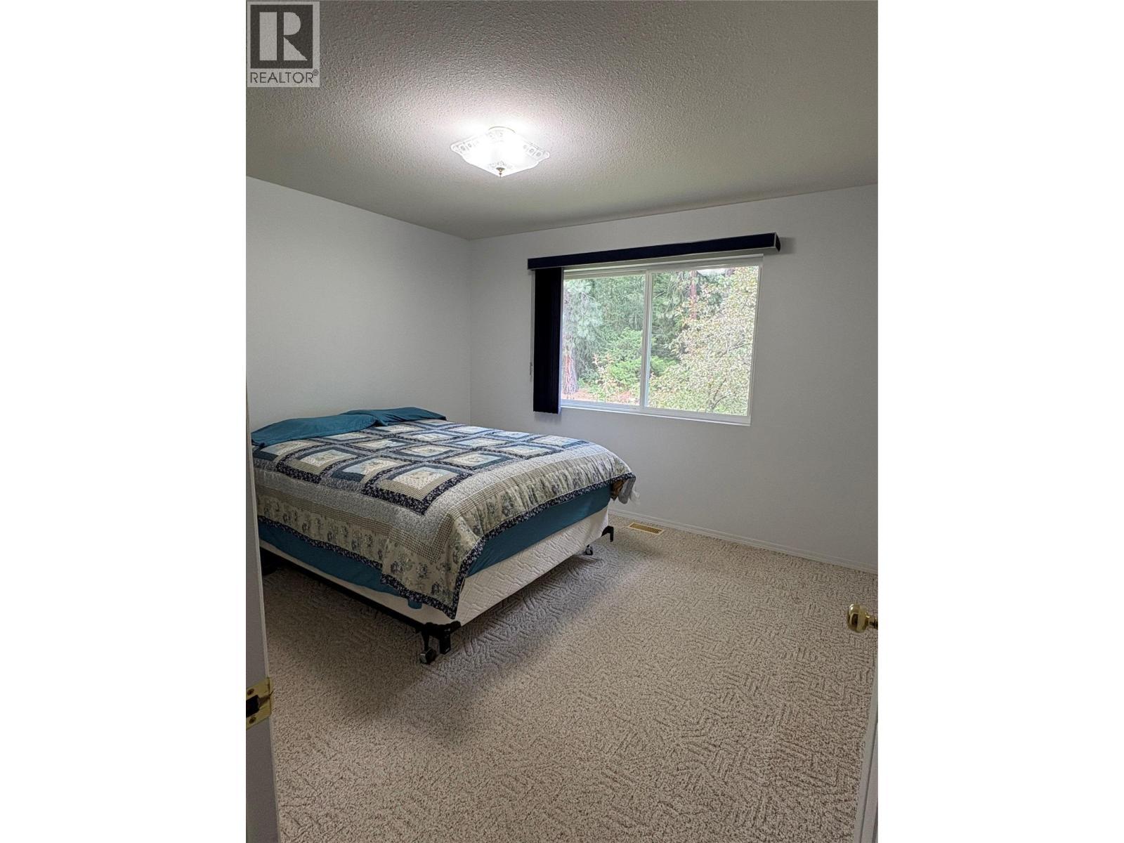 945 Pine Crescent, Genelle, BC - Indoor Photo Showing Bedroom