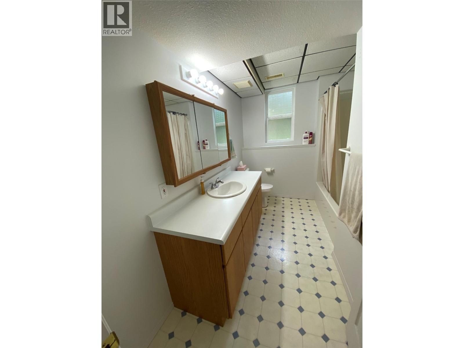 945 Pine Crescent, Genelle, BC - Indoor Photo Showing Bathroom