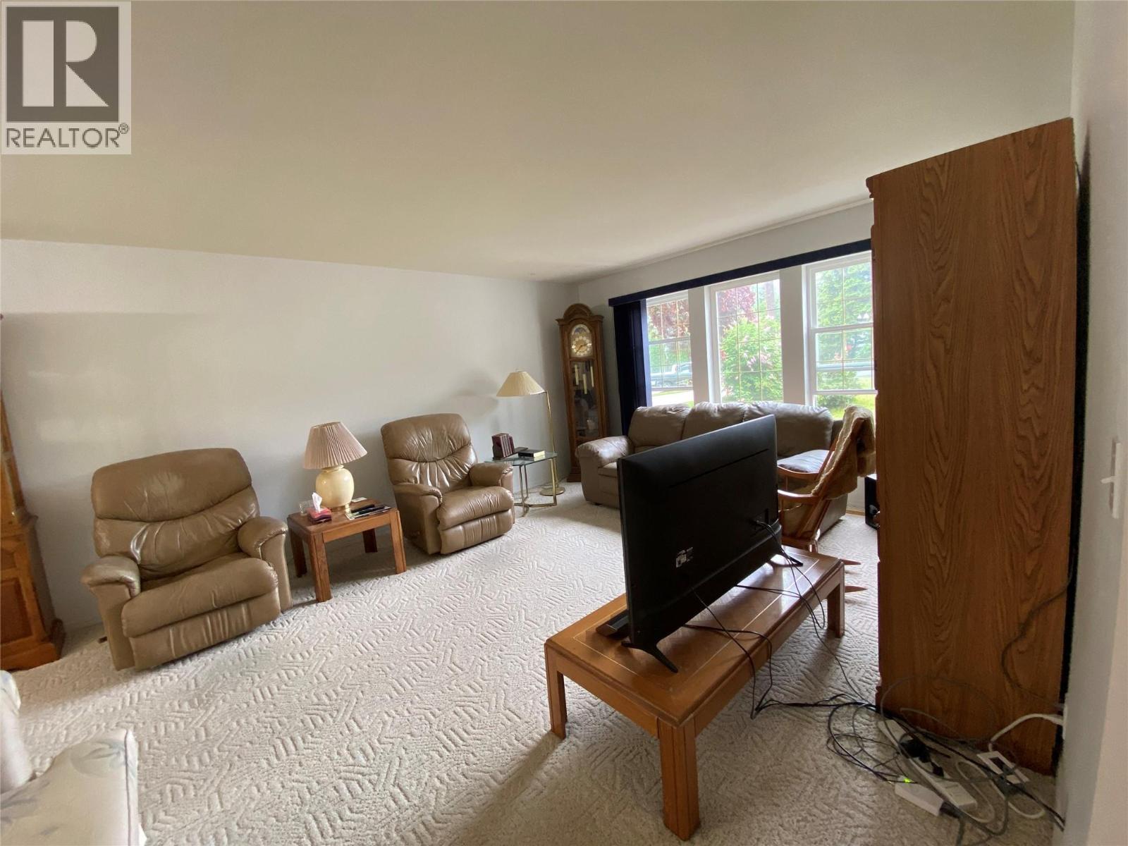945 Pine Crescent, Genelle, BC - Indoor Photo Showing Living Room