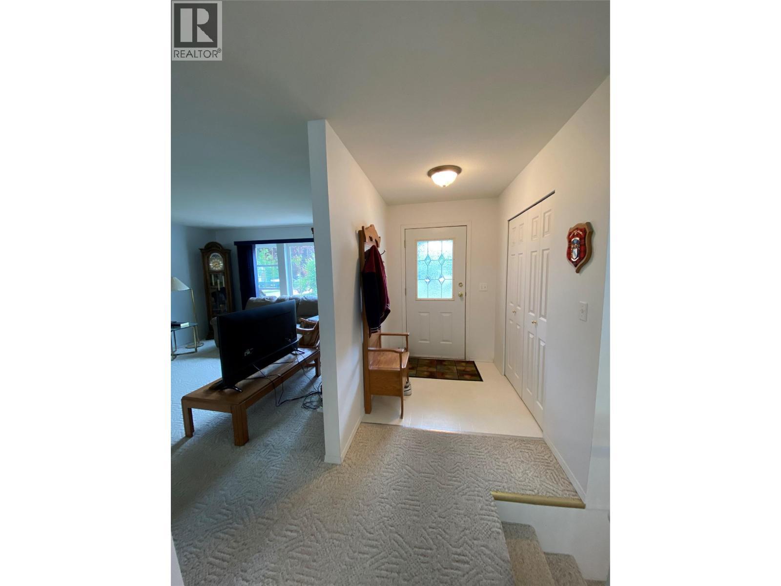 945 Pine Crescent, Genelle, BC - Indoor Photo Showing Other Room