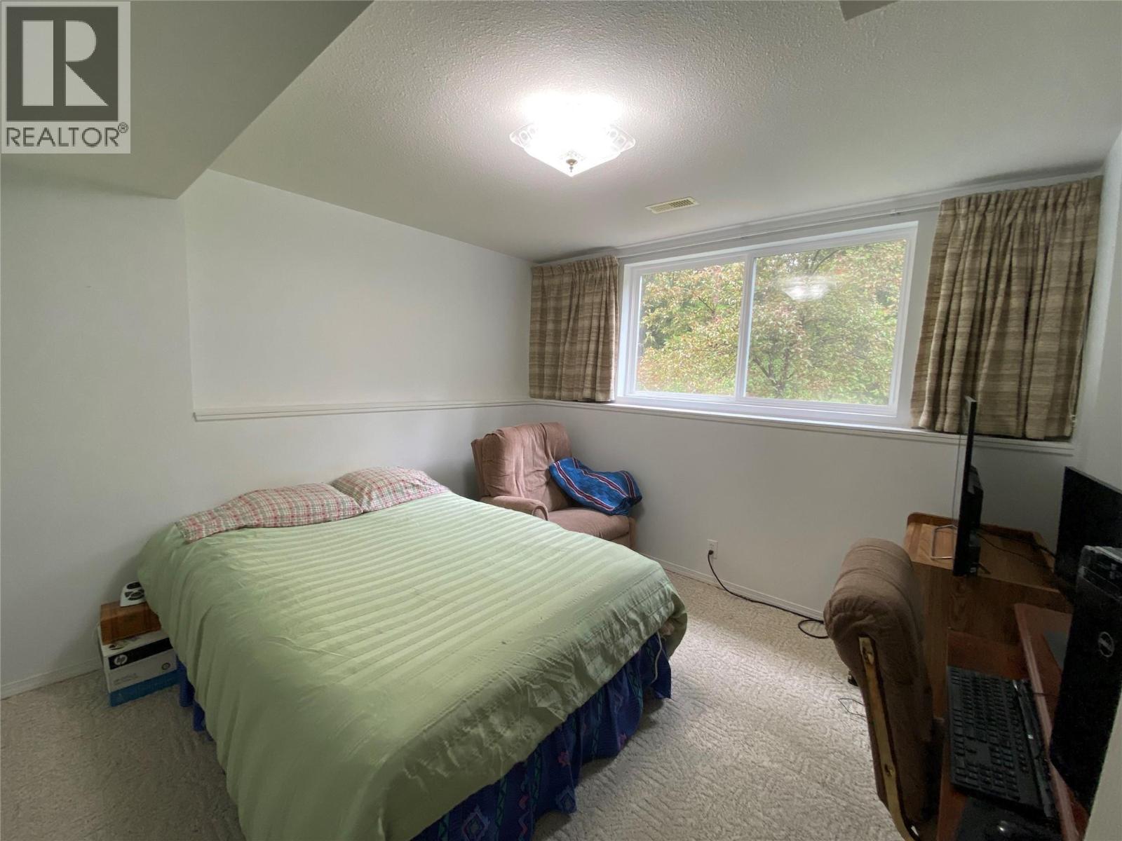 945 Pine Crescent, Genelle, BC - Indoor Photo Showing Bedroom