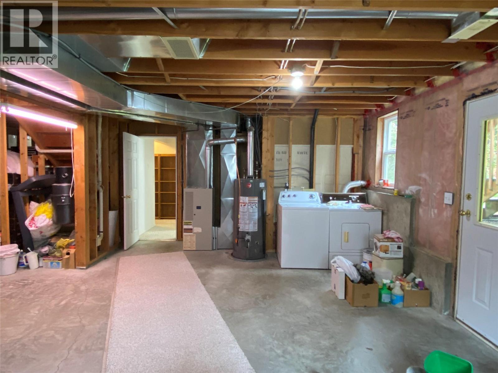 945 Pine Crescent, Genelle, BC - Indoor Photo Showing Laundry Room